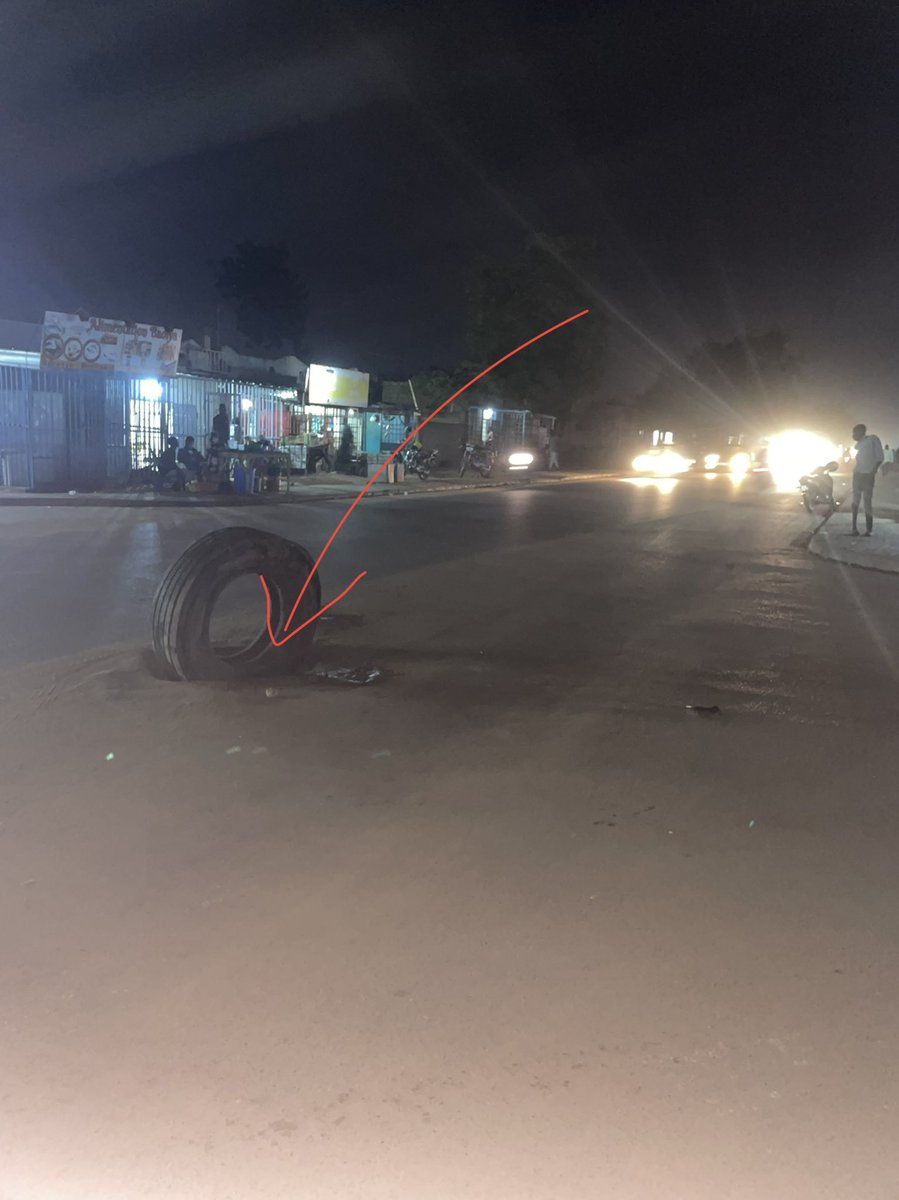 _ComGoon's tweet photo. 3 accidents en 24h causés par le même 🕳 

@NiameyDe svp, pourquoi il y a des trous au milieu des goudrons ? Y a t-il un intérêt ? Pouvez-vous faire quelques !

#zantche #ne227 https://t.co/qzWeUDLWRs
