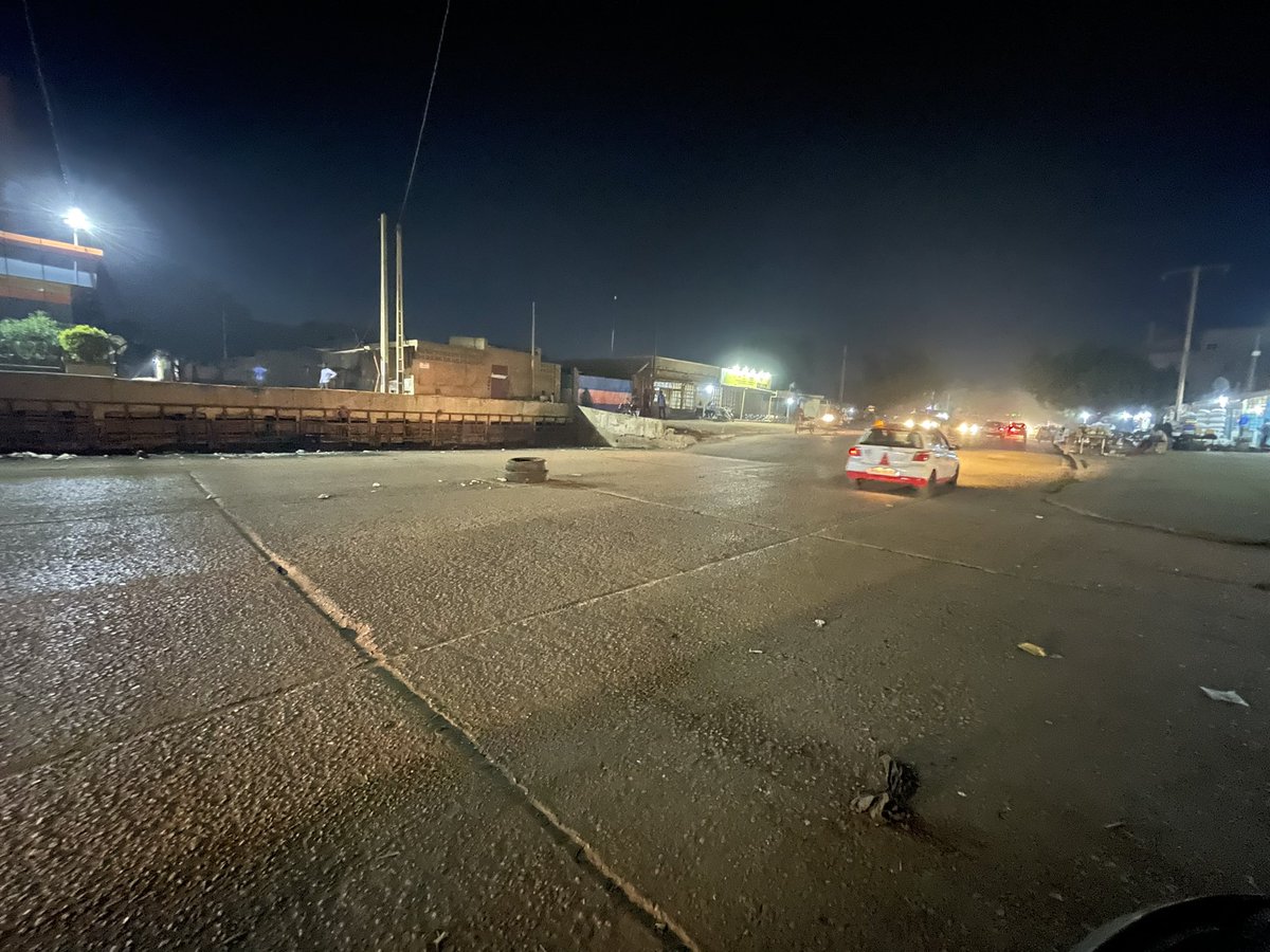 _ComGoon's tweet photo. 3 accidents en 24h causés par le même 🕳 

@NiameyDe svp, pourquoi il y a des trous au milieu des goudrons ? Y a t-il un intérêt ? Pouvez-vous faire quelques !

#zantche #ne227 https://t.co/qzWeUDLWRs