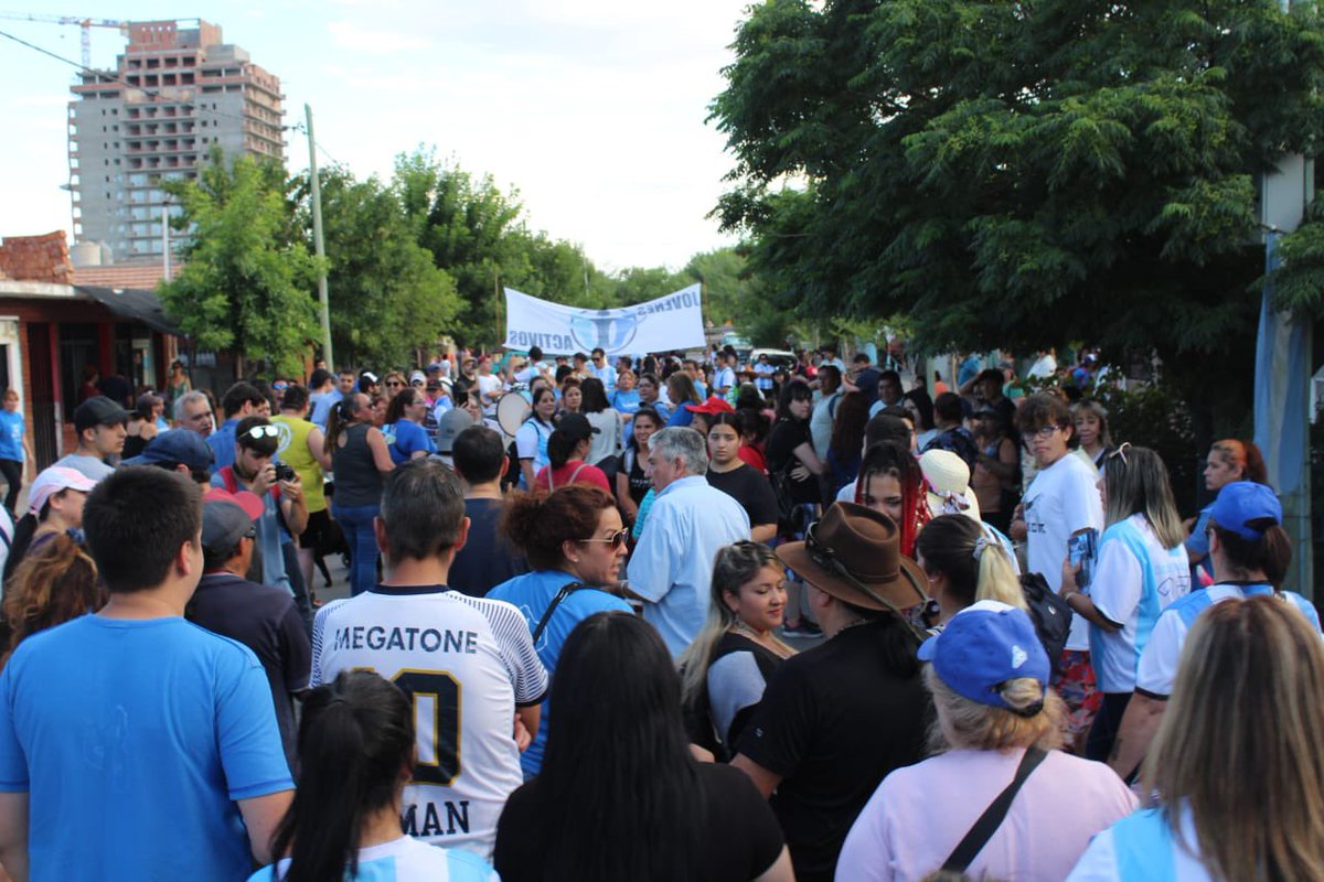 claudominguez02's tweet photo. ¡Hermosa caminata vivimos ayer en el barrio Bouquet Roldán! Cada día estoy más convencido del tremendo equipo que somos 💪🏼. Gracias por estar 🙌🏼.
#PrimeroNeuquén #MPN 💙 https://t.co/I6nNseE2wS