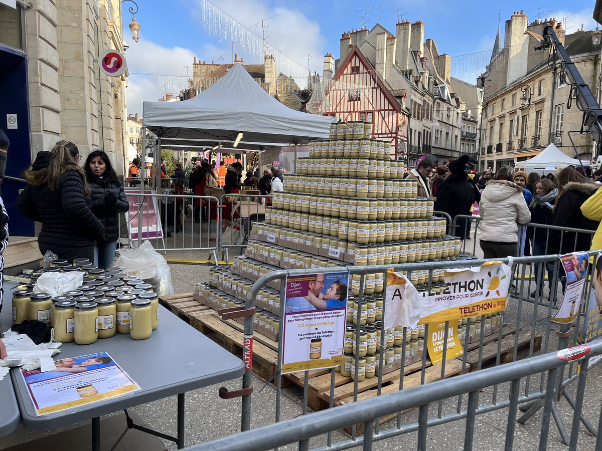 ici_bourgogne's tweet photo. Défi réussi Place François Rude à #Dijon où 3637 pots de moutarde ont été empilés pour former une pyramide de 1mn90 !! Les pots, sont vendus 5 euros, l’argent sera reversé au #Telethon2022 https://t.co/cIYmMVNUYS
