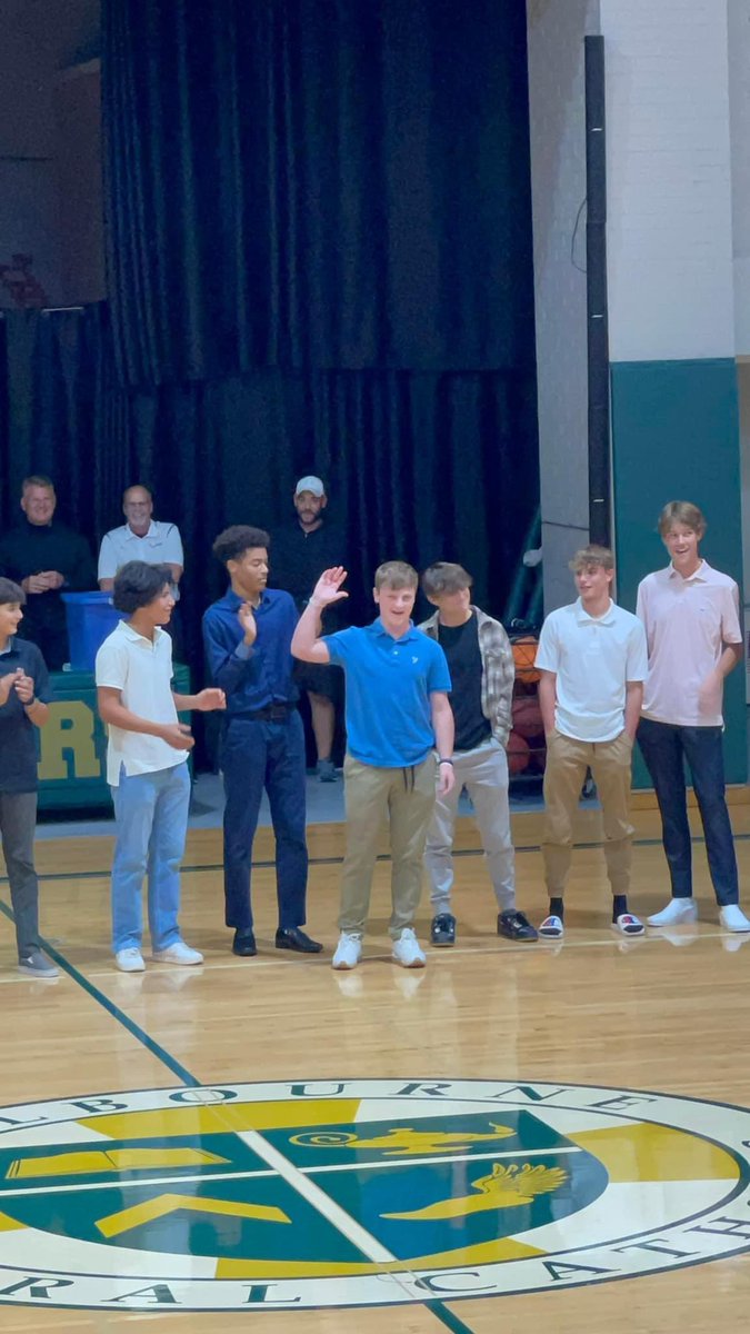 tckelley99's tweet photo. #mcchustlerbasketball22/23 #sophmore #guard #c/o 2025 #not32 #greenandgolddebut @ckelley4_ https://t.co/QzG75sLft4