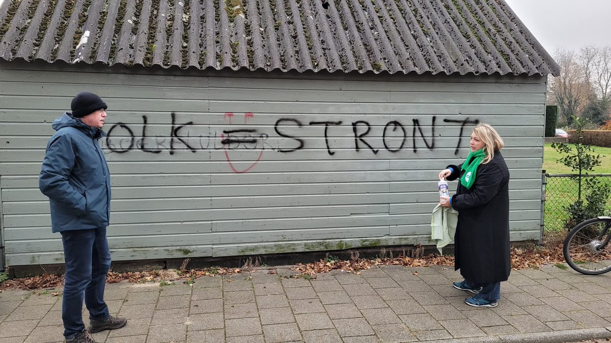 CDAVeenendaal's tweet photo. Met team CDA Veenendaal de wijk in👇
Helaas was het schuurtje, wat we maanden geleden ook al hadden schoongemaakt, weer voorzien van de nodige "rare" teksten. En dus de handen uit de mouwen en met een sopje/sponsje aan de slag. Samen maken we de wijk💪....minder ik en meer wij💚 https://t.co/MR0Jg4x6Yn