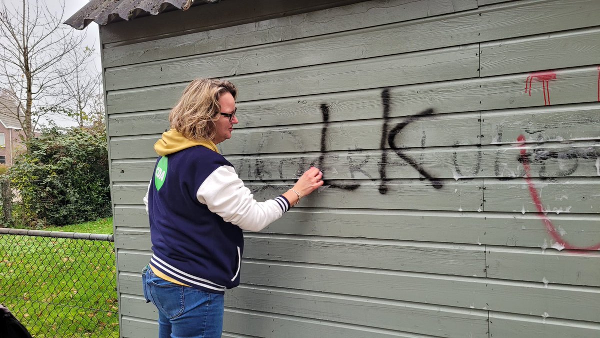 CDAVeenendaal's tweet photo. Met team CDA Veenendaal de wijk in👇
Helaas was het schuurtje, wat we maanden geleden ook al hadden schoongemaakt, weer voorzien van de nodige "rare" teksten. En dus de handen uit de mouwen en met een sopje/sponsje aan de slag. Samen maken we de wijk💪....minder ik en meer wij💚 https://t.co/MR0Jg4x6Yn