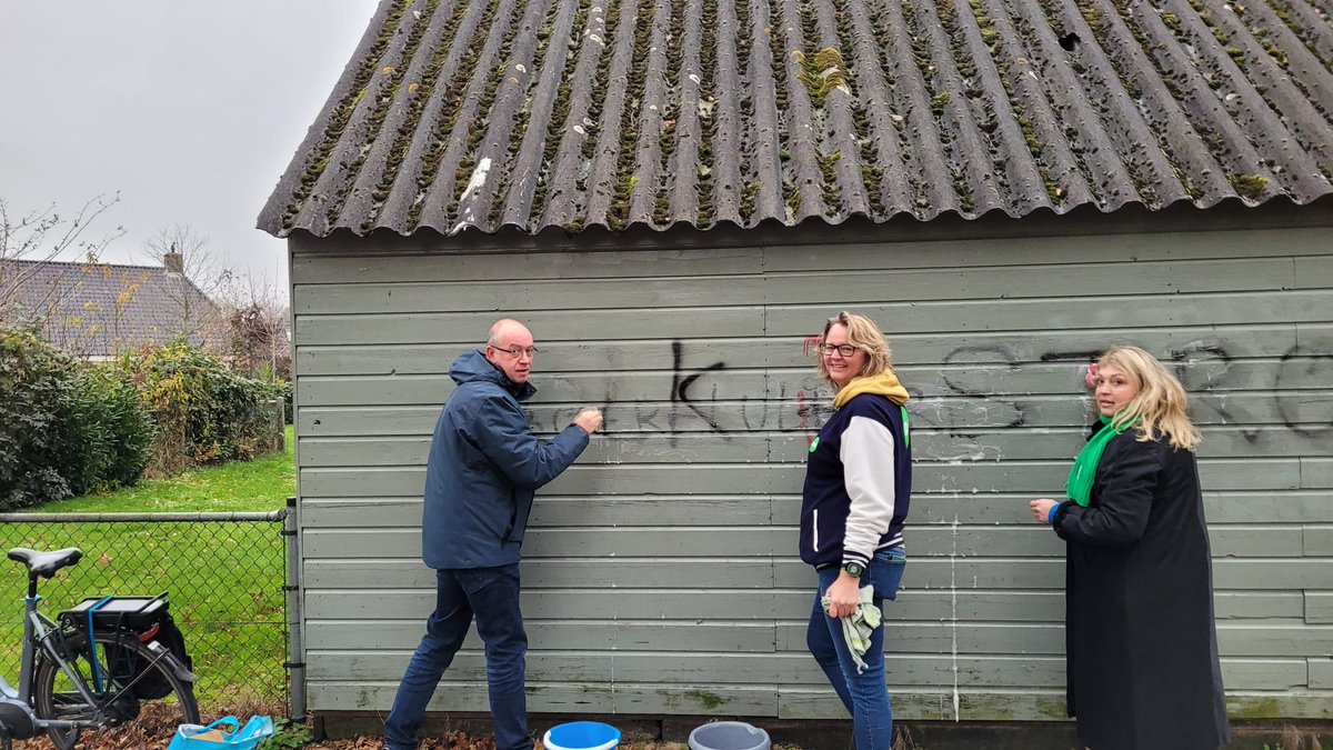 CDAVeenendaal's tweet photo. Met team CDA Veenendaal de wijk in👇
Helaas was het schuurtje, wat we maanden geleden ook al hadden schoongemaakt, weer voorzien van de nodige "rare" teksten. En dus de handen uit de mouwen en met een sopje/sponsje aan de slag. Samen maken we de wijk💪....minder ik en meer wij💚 https://t.co/MR0Jg4x6Yn