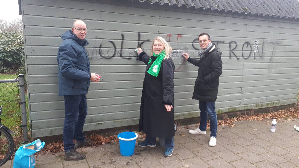 CDAVeenendaal's tweet photo. Met team CDA Veenendaal de wijk in👇
Helaas was het schuurtje, wat we maanden geleden ook al hadden schoongemaakt, weer voorzien van de nodige "rare" teksten. En dus de handen uit de mouwen en met een sopje/sponsje aan de slag. Samen maken we de wijk💪....minder ik en meer wij💚 https://t.co/MR0Jg4x6Yn