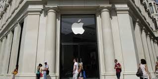 Crypto_Gorafi's tweet photo. Apple va délocaliser la fabrication des #iPhone en France 🇨🇵

"La main d'oeuvre est plus chère, mais Manu nous a assuré qu'on pouvait les faire travailler jusqu'à 65 ans" 

Enfin... Je crois 🤡 https://t.co/mzJendZshL