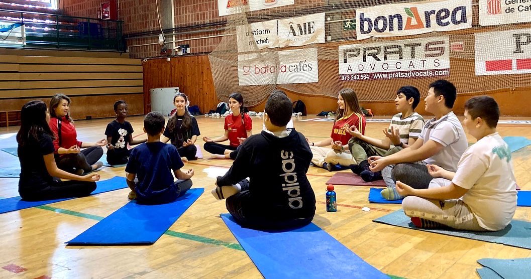 Guindavols's tweet photo. Alimentació saludable i esport, magnifica activitat duta a terme en marc dels projectes de 1r i 3r d’ESO en la #sc22cat @laurasegre , Alfred Vilaseca, Montse Mir, Marc Soler, Marc Peremiquel, Natalia Bey i més…. #sc22 #alimentacionsaludable #alimentacioiesport https://t.co/x2EaLm4njW
