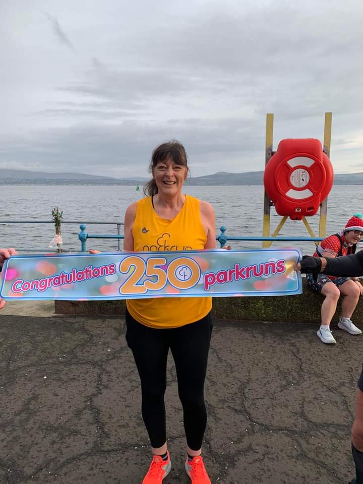 What a fantastic morning Huge thanks to our volunteers for making it happen and congratulations to all our PBs making the most of the good condition Special shout out to our milestoners this week, Rhonda, David & Stuart reaching 100 and to Gill for 250. parkrun.org.uk/greenock/resul…