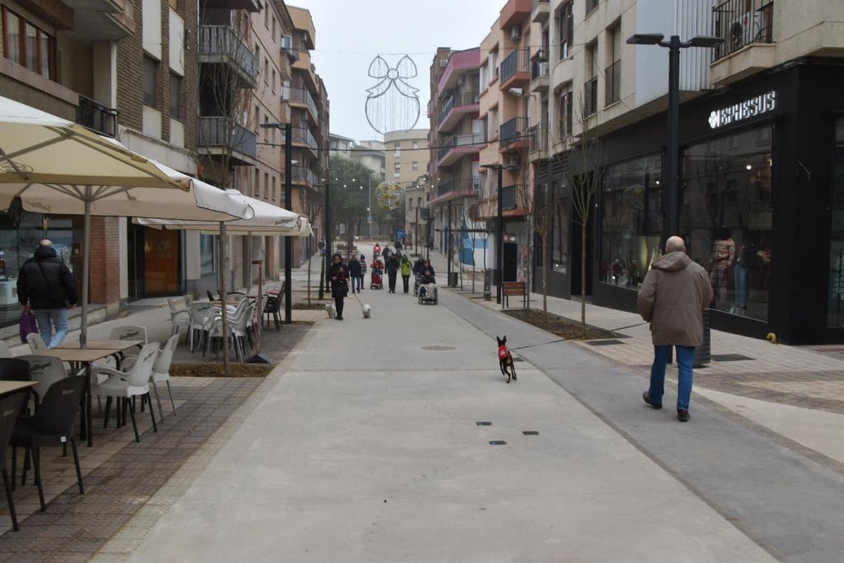 CsHuescaProv's tweet photo. 🍊 Nuestro concejal de Urbanismo en el @AytoMonzon, @CastaneraRaul, ha asistido a la apertura a los peatones del tramo de la Avenida del Pilar. 

🚧 Una obra a punto de finalizar y que dinamizará el centro de la ciudad, transformándola en una ciudad más accesible y sostenible. https://t.co/JyeBxqd7VY