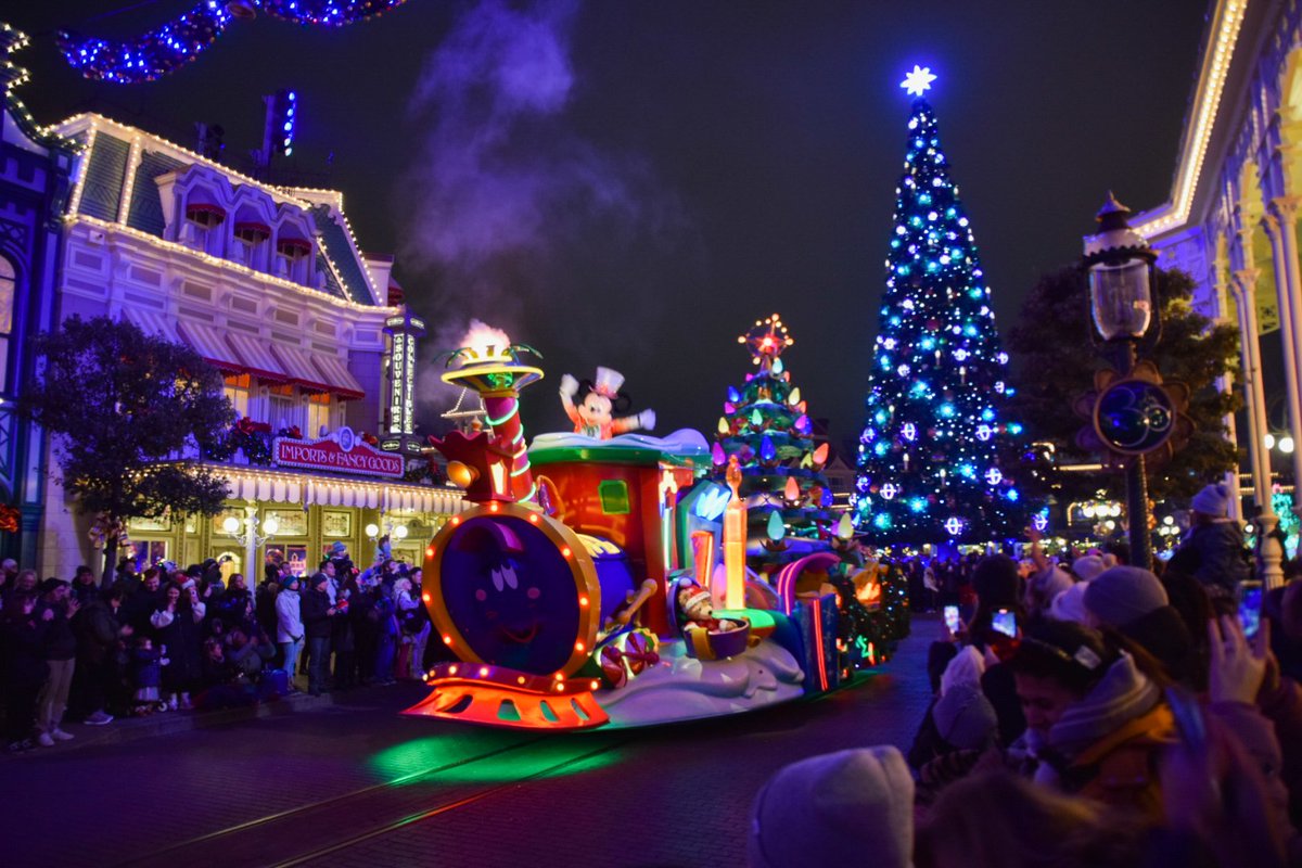 mik3_d3vil's tweet photo. 2022 Christmas parade at Disneyland Paris 😁🎄🎅 #Christmas #DisneylandParis #photohobby #girlfriend #minivacations @AnaaRCCastro 🧡 https://t.co/I5qJaTnrCN