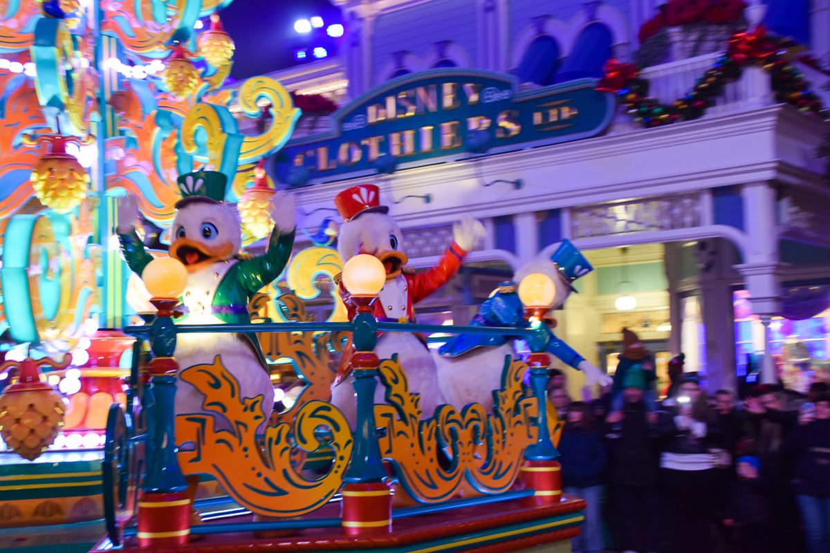 mik3_d3vil's tweet photo. 2022 Christmas parade at Disneyland Paris 😁🎄🎅 #Christmas #DisneylandParis #photohobby #girlfriend #minivacations @AnaaRCCastro 🧡 https://t.co/I5qJaTnrCN