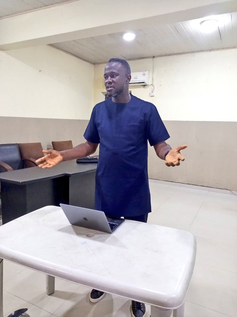 Medriveng's tweet photo. Emmanuel Njoku of @Connected_dev speaking on Follow The Money at the ongoing MEDRIVE Election Training 2022 https://t.co/UO0Oos4NuV