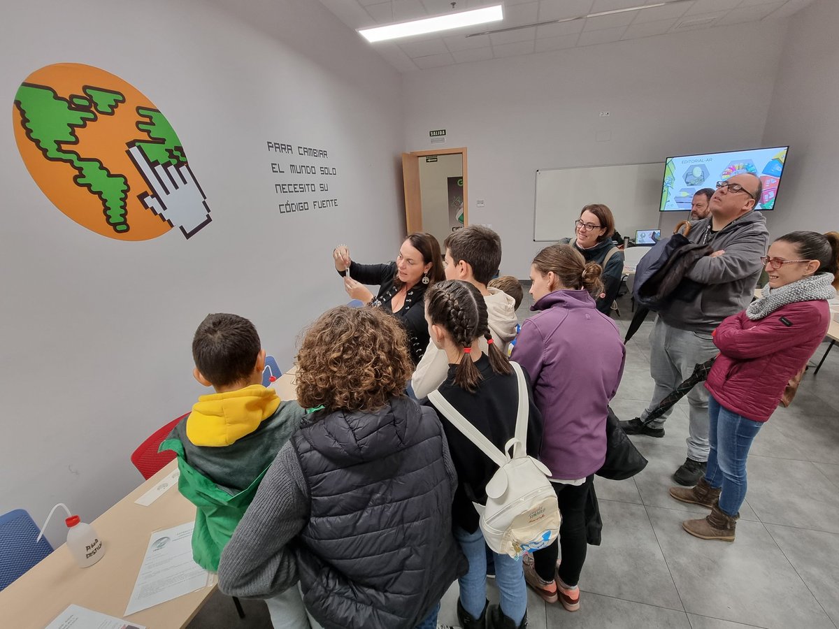 ✅️ Magnífico #taller #inmersivo e #interactivo a cargo de <a href="/cienciavr/">cienciavr</a>, en el que utilizan recursos de #RealidadAumentada creados por ellos mismos 🧪🧑 Una herramienta transformadora que mejora el aprendizaje haciéndolo colaborativo, interactivo y divertido.

#mWeekMalaga22