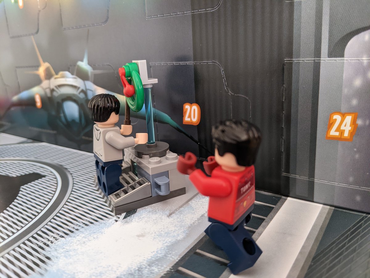 Day 3 and Harry found some kind of computer to play with. All of a sudden Tony Stark came running in to stop him inadvertently launching Thor into the nearest alien galaxy. #Marvel #Avengers #harrypotterlego #Advent https://t.co/NEkvr2JkLz