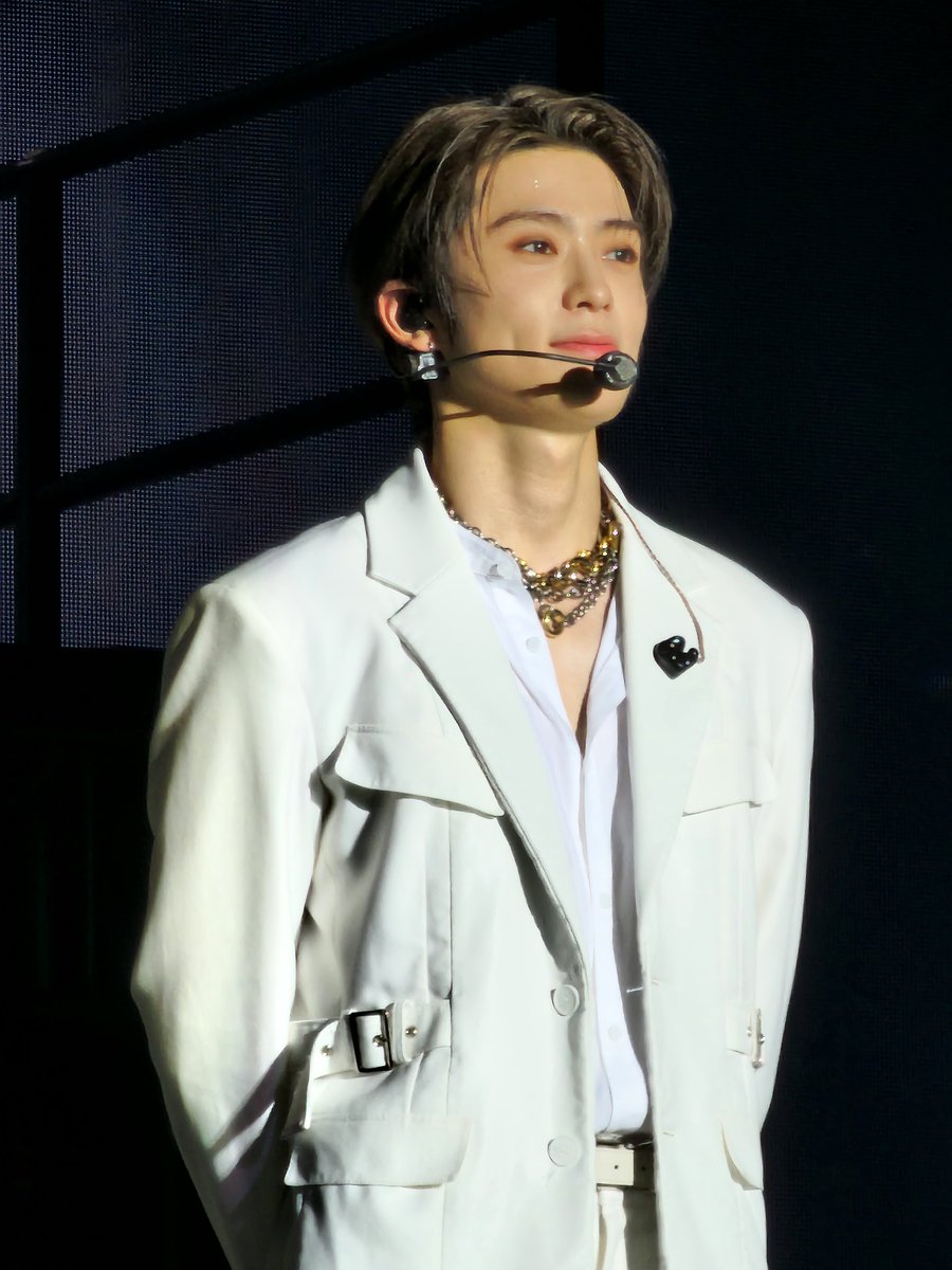 JJHLOOKS's tweet image. woah...