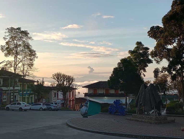 Así amanece Caramanta🤩. Vista al Nevado del Ruiz desde el Parque Principal. 
Caramanta cada vez inspira más 🙌🏻
Gracias a Dios por este clima y paisajes; rogamos para que el clima siga así ☑️