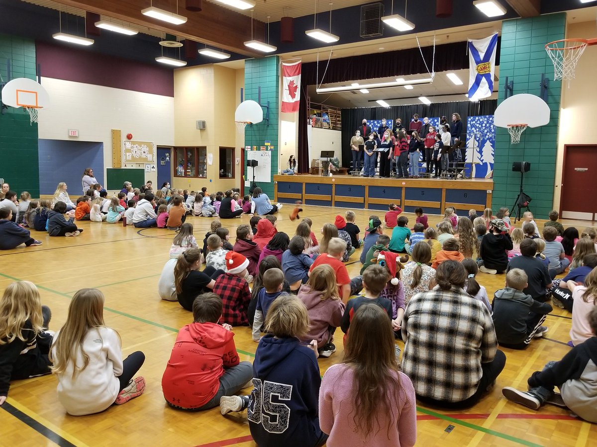 Students and staff were treated to a performance by the choir at Acadia University yesterday afternoon. We heard lots of beautiful music from these talented singers! Thank you so much! 💚💛🎶 @AVRCE_NS @AcadiaUMusic
