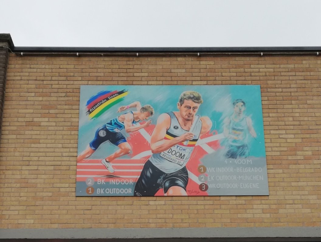 Deze morgen werd in het Sportstadion van Roeselare een mooi portret van Alexander Doom ingehuldigd
#atletiek #avroeselare #belgiantornados #alexanderdoom