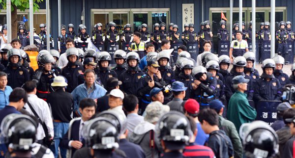 ivonivonivon11's tweet photo. ‘POLICE WERE ALREADY INSIDE THE GEUMSUWON EVEN BEFORE THEY PRESENTED THE WARRANT.’ https://t.co/uYdPBCVGfw 
Fair investegation will never happen in the government of South Korea. 
#HumanRightsViolations #PowerAbuse #JusticeForYoo #protectKeithYoo https://t.co/vJlzU1QdU7