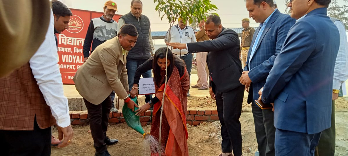 आज <a href="/CommissionerMe3/">Commissioner Meerut</a>  श्रीमती <a href="/jselvakumari/">Selvakumari Jayarajan</a> जी ने केन्द्रीय विद्यालय, बावली के निर्माणाधीन भवन का निरीक्षण किया।
<a href="/UPGovt/">Government of UP</a>
<a href="/InfoDeptUP/">Information and Public Relations Department, UP</a>