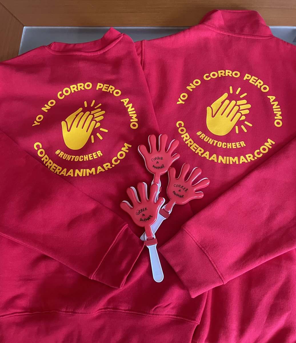 correraanimar's tweet photo. 👏🏻 El grupo loco ataviado de rojo estará correanimando en varios puntos del @maratonvalencia.

🙌🏻 Porque no corremos, pero animamos. ¡Y mucho! https://t.co/8IcIZLbGO2