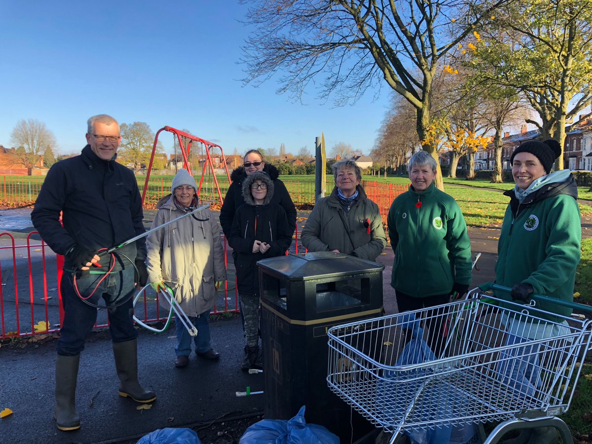 rogerbhx's tweet photo. Undaunted by recent vandalism in @acocksgreenpark  we gave it a thorough litter pick in the chilly winter sunshine this morning and finished off with mince pies, coffee and mulled wine with @deborahharries @adriankimberlin @LoveKittyPink and many more of our lovely volunteers! https://t.co/ebd3blTqNO