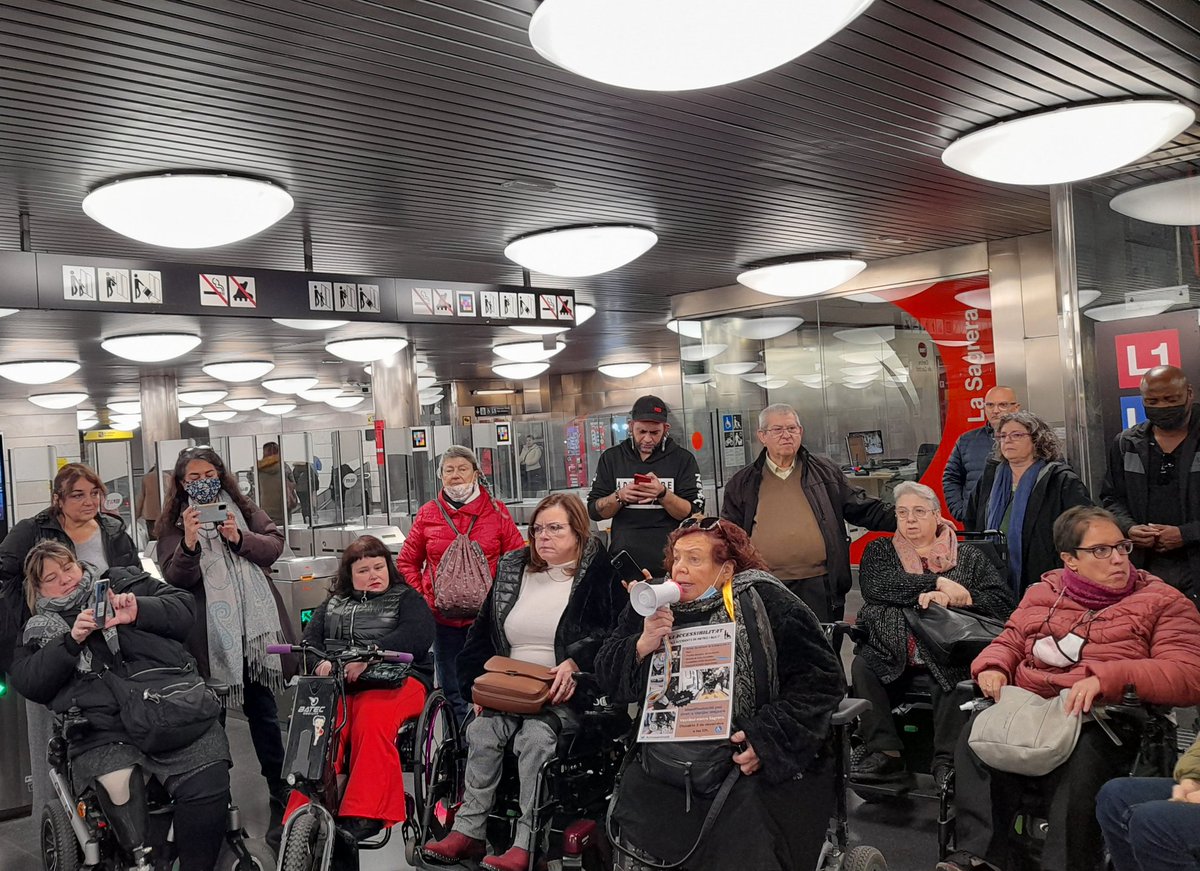 proubarreres's tweet photo. Avui i cada dia #ProuBarreres
#ProuBarreres
#ProuBarreres
#ProuBarreres
#ProuBarreres
Amb companyes @donesnoestandar
al vestíbul #LaSagrera
Volem la fi dels accidents al transport públic
L'#AccessibilitatUniversal és qüestió de #Democràcia #dretsxtotes
#DIPD2022
#FemXarxa https://t.co/vK9dBnWYNK