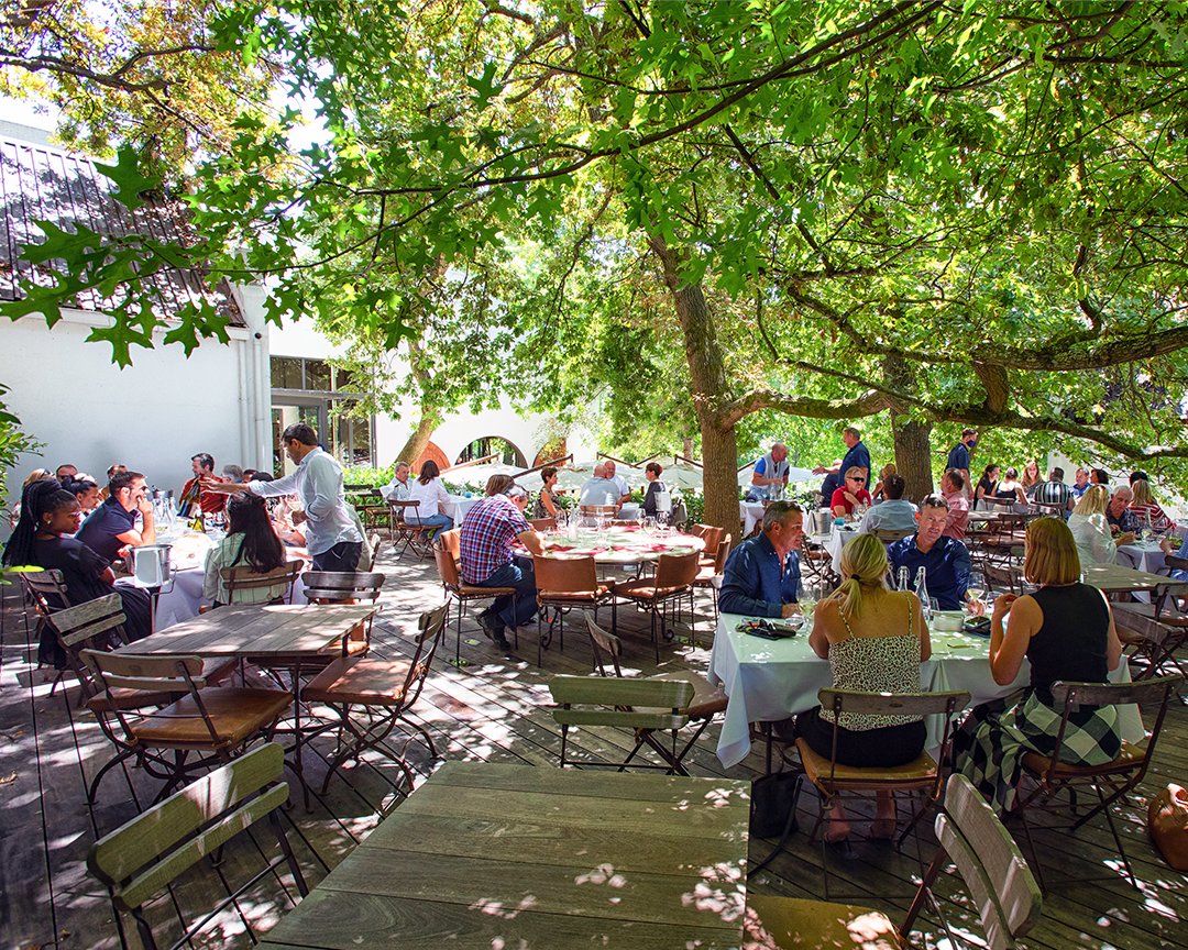 rustenvrede1694's tweet photo. Rust en Vrede's Winemaker's lunch will be served for longer over the weekends this summer! On Fridays, Saturdays and Sundays, we will be serving lunch from 11h00 until 15h30. Join us under the oaks for the classic winelands luncheon.
 
#winemakerslunch #rustenvrede https://t.co/VwwHOFZyWC