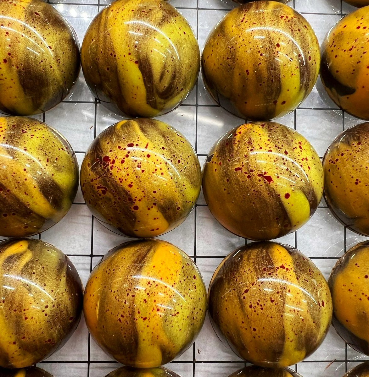 Set up at Hatch today is looking good. 

Mango Caramel looking good. 

Happy Saturday 🧡