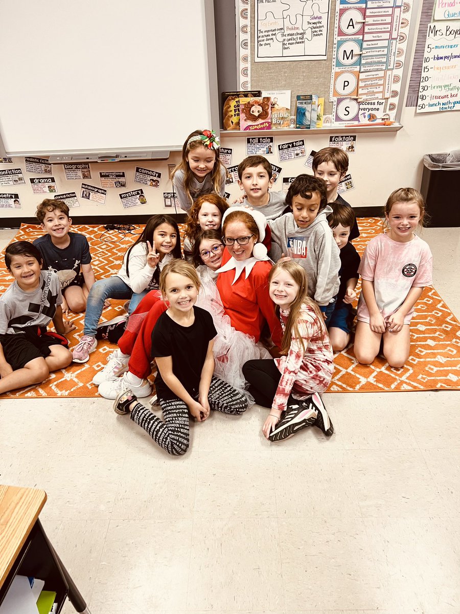 teachchesskids's tweet photo. I had fun with some of the classes I work in with students! More surprises to come!!!! @NicholsSawmill #elfontheshelf2022 #ElfTeacher2022 @MISD_ElemAdvAca https://t.co/uwGj6tsL3L