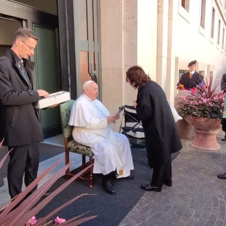 ACGMalaga's tweet photo. La comisión permanente de ACG ha podido saludar personalmente al Papa Francisco esta semana y pedirle especialmente por el proyecto #cuatro40 en nuestra misión evangelizadora.
¡Rezamos para que el Espíritu le guíe con sabiduría en su tarea!
@catholicactionforum
#ACGevangelizar https://t.co/7UPqzXeqAy