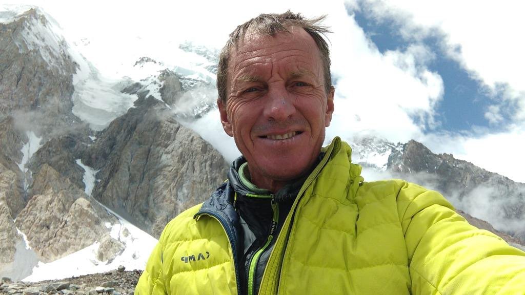 DarioDesnivel's tweet photo. Denis Urubko estará hoy en la Semana Internacional de la #Montaña de #Guadarrama. A las 20 h (estar una hora antes a recoger vuestra invitación). Al terminar la conferencia firmará ejemplares de su libro "La elegancia de la eficiencia" https://t.co/SSXYuCw2cN https://t.co/92kmFTZSVK