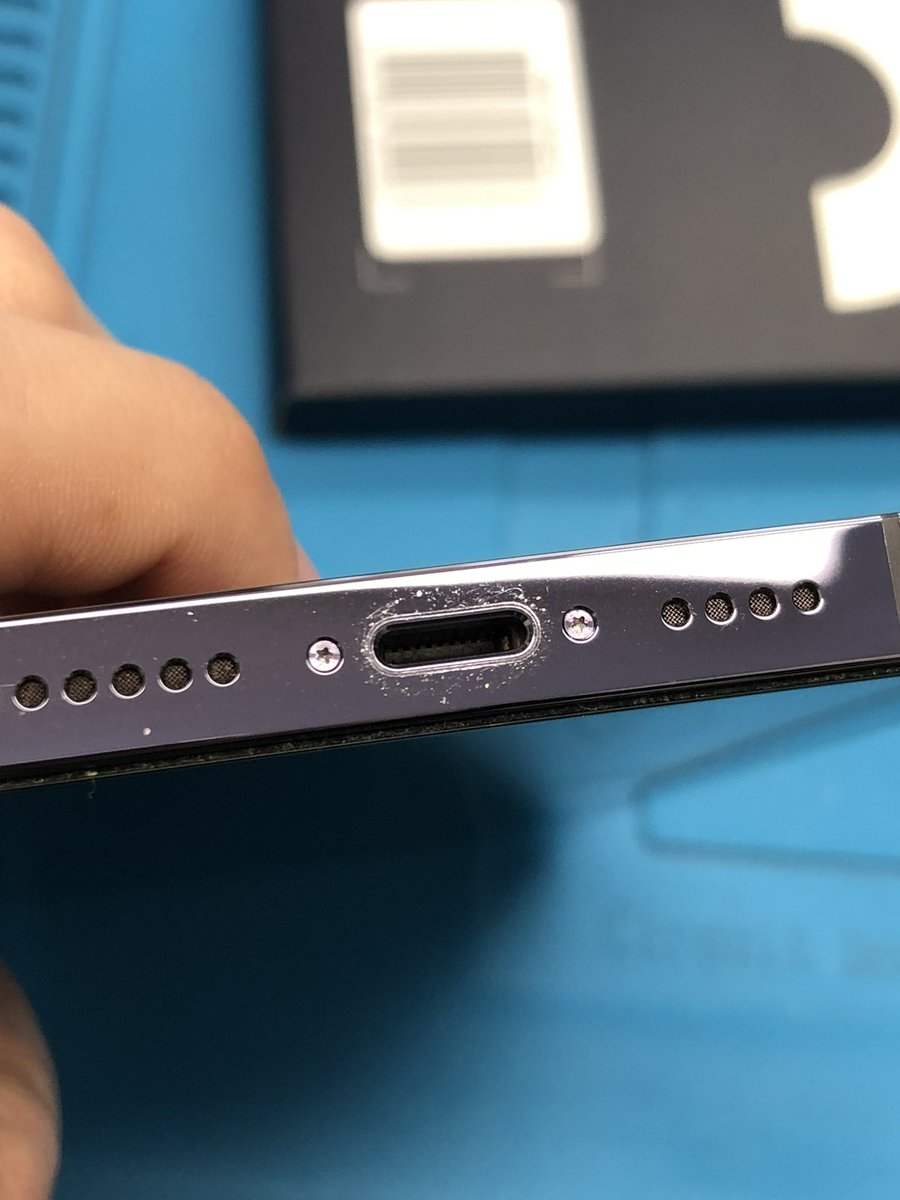 noh_tech's tweet photo. iPhone 14 Pro Max acheté le jour de la sortie, toujours dans une coque depuis le premier déballage voilà l’état.. (ça part pas, là peinture est partie..) 😴 https://t.co/mhcNbU1WVE