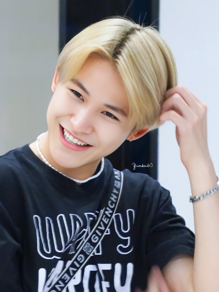 yimku60's tweet photo. เจ้าเด็กขี้เขิน 😉
#ToruFirstxFANDOMLIVE
#firstlove #firstpiyangkull https://t.co/XNXasIKg0S