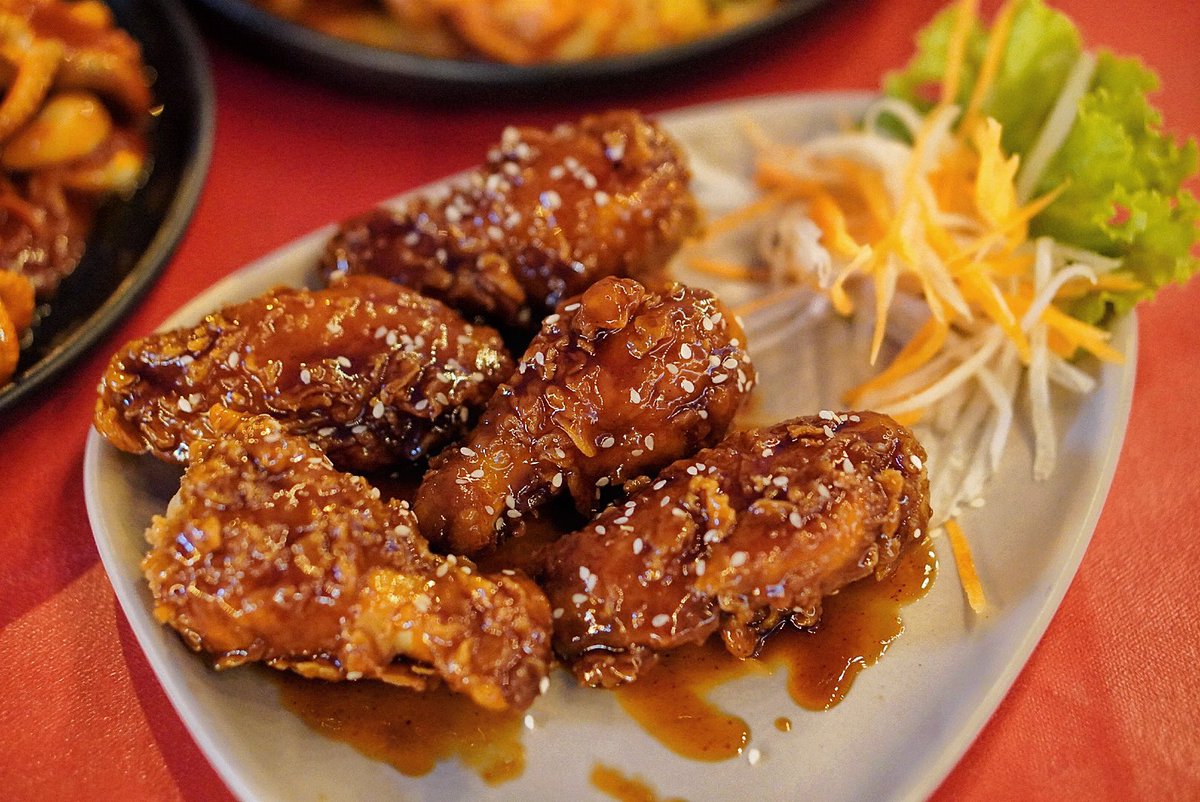 เต็นท์แดงมาแรงจริงๆ Seoul Zeed Bar 술집 🔥🍗🥢 ร้านนั่งชิลล์ฟิลสตรีทฟู้ดเกาหลี ย่านกรุงเทพกรีฑา-ร่มเกล้า โทนสีแดงซี๊ดซ๊าดไม่แพ้รสชาติอาหาร รสจัดจ้านมากกกกทั้งไก่ทอด รามยอนหม้อไฟ แซลมอน/กุ้งดองซีอิ๊ว รามยอนเลยหม้อไฟจุกมาก กินกับโซจู บรรยากาศชวนชิลล์สุดๆ