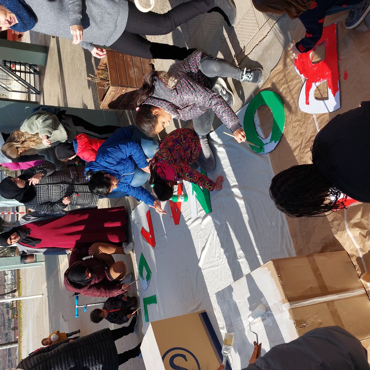 Avui les famílies i l'equip de l'<a href="/Escola_StIgnasi/">ESCOLA SANT IGNASI</a> hem fet jornada de treball, per deixar l'escola ben xula de cara al Nadal!
Ha estat tot un èxit de participació, visca l'escola Sant Ignasi i l'educació pública i de barri!
❤️❤️