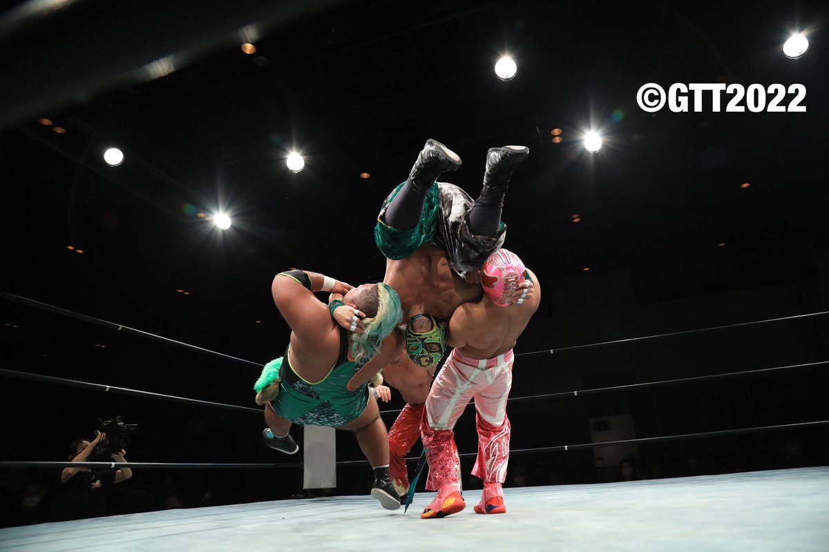 GLOCALTAG2022's tweet photo. 博多華味鳥PRESENTS
グローカル・タッグトーナメント2022決勝戦

HUB ＆ タイガースマスク○
（14分03秒　※TORU式タイガーススープレックスホールド）
野崎広大 ＆ めんたい☆キッド✕

＃GTT2022 https://t.co/qfL6h347n0