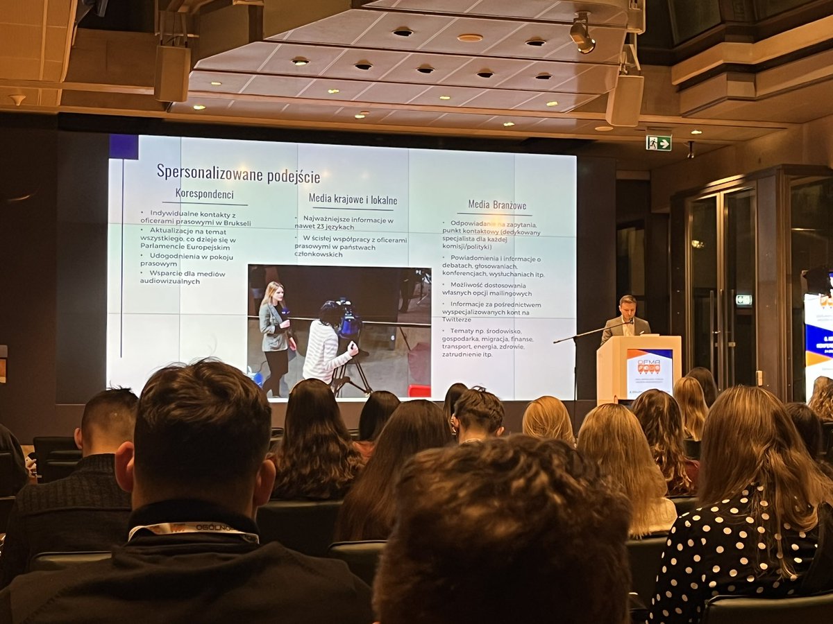 OFMApl's tweet image. Co urzędnik ma wspólnego z mediami i jakie są działania #PE dla dziennikarzy ❓- opowiada 🗣 @Bartek_Ochapski z @Europarl_PL 🇪🇺🇵🇱 Trwa ostatni blok szkoleniowy #KonferencjaOFMA 🤩