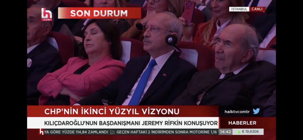 Kılıçdaroğlu’nun Avrupalı danışmanı telekonferans yöntemiyle konuşuyor. Konuşmanın çevirisini kulaklıkla dinleyen sadece Kılıçdaroğlu. Başka kulaklık yok çünkü. CHP Liderinin eşi bile konuşmayı dinlemek yerine uyukluyor. İkinci Yüzyıl vizyonları bu kadar. Hey yavrum hey!