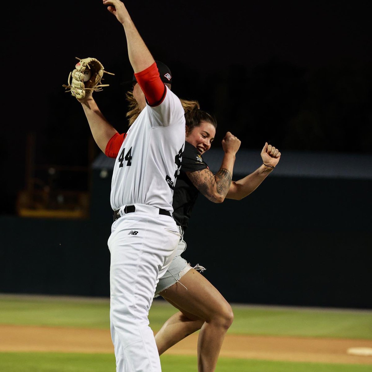 Swipe to see how Robbi went as the ceremonial first pitcher! 

Thanks for having us <a href="/PerthHeat/">Perth Heat Baseball</a> ⚾️🏀 

Image Credit: Ingo Burkhardt 

#perthlynx #perthheat