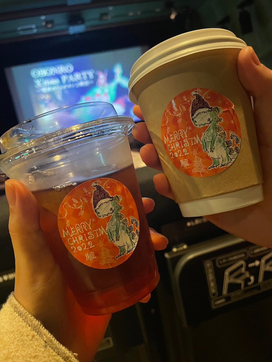 『OBONRO X'mas PARTY』行ってきました！
あったかい空間で包まれていて、笑いあり懐かしさありのものすごく楽しい時間でした☺️
本当に出会えることができてよかった劇団です！
しっかりロンTも買っちゃいました💓

#おぼんろ
#瓶詰めの海は寝室でリュズタンの夢をうたった