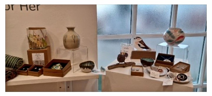 Alderman Alan McDowell and I called in to the pop-up Creative Peninsula Christmas Edit at the <a href="/ArdsArts/">Ards Arts Centre</a> lots of beautiful locally-crafted gifts on sale, call in <a href="/ANDborough/">ArdsandNorthDown</a> #MadeInAND