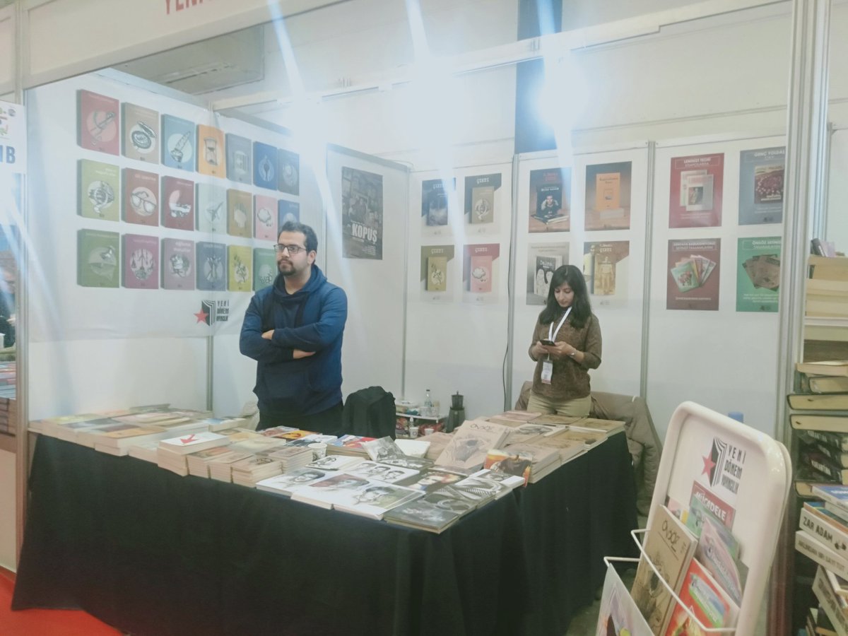 Antakyambp's tweet photo. 39. #Tuyap Kitap Fuarında Yeni Dönem Yayıncılık olarak 4. Salonda standımızı açtık. Kitaplarımız, Genç Yoldaş, Önsöz, Dünyaya Başkaldırıyoruz ve Leninist Teori ile okurlarımızı davet ediyoruz. https://t.co/4DnC9Ums8S