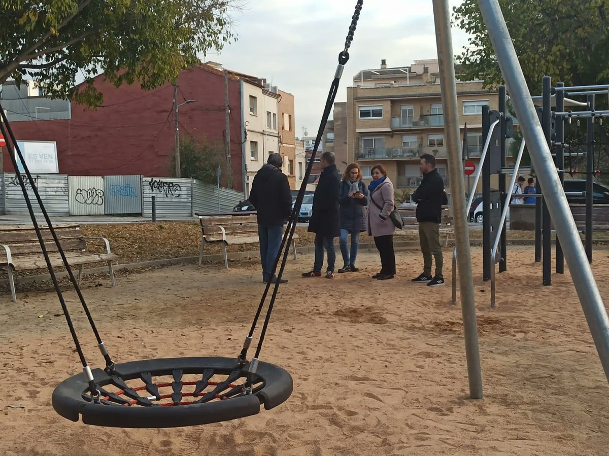 Ayer visitamos junto a su asociación de vecinos, otra de las ocho zonas de juegos infantiles recién renovadas, esta concretamente situada en el barrio del segle XX, en calle Avinyo. 
#Terrassa
