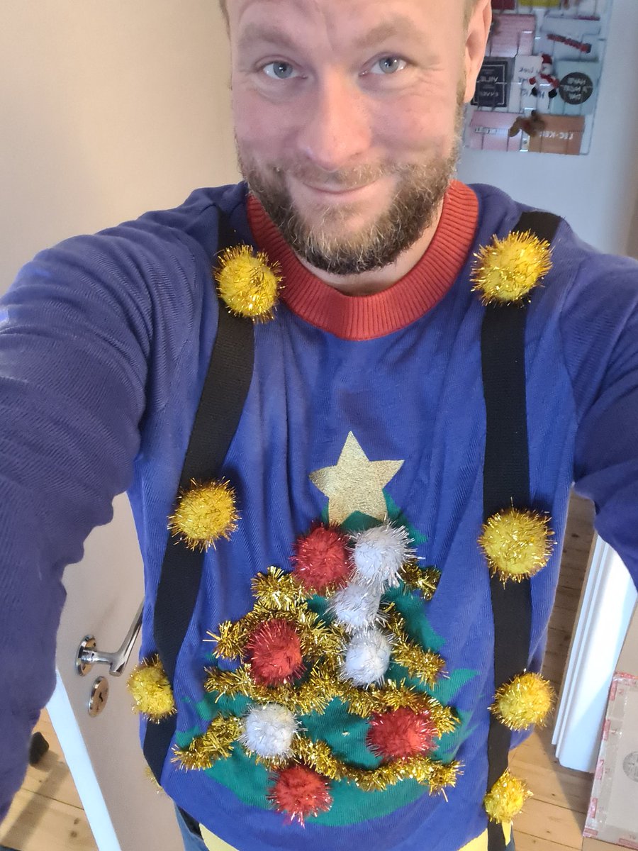 moellerthomas3's tweet photo. Julefrokost nr 3 - den blir hård 😂🙈🎅🎄🍻 #UglyChristmasSweater #megagrim #denblevlangoghårdigår #sommansiger #trætkrop #hapshapshaps https://t.co/ZCOIlHye56