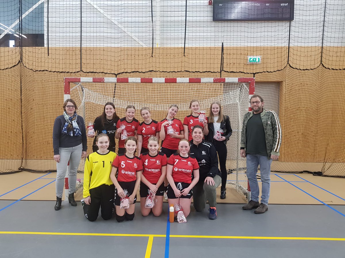 Het team ook even verrast met een klein cadeautje. Dit stond los van de mooie overwinning. #svdhandbal #dalfsen #sint