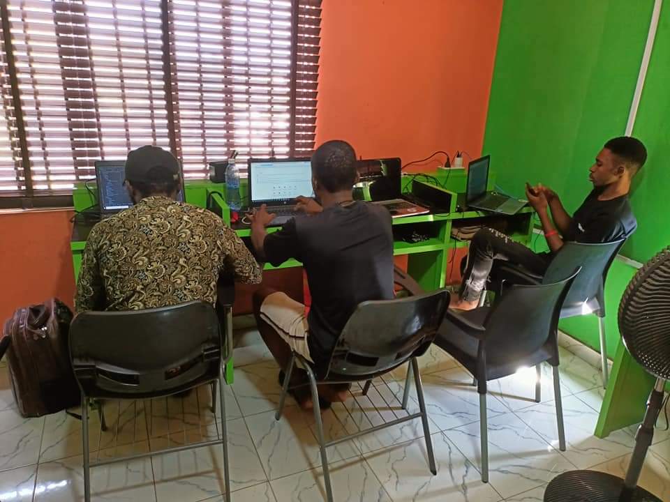 Onyekachi_codes's tweet photo. A true community is not just about being geographically close to someone or part of the same social web network
#NnewiTechFaculty
#NnewiTech #NnewiTechCommunity #Nnewi https://t.co/YFKFgSgKBF