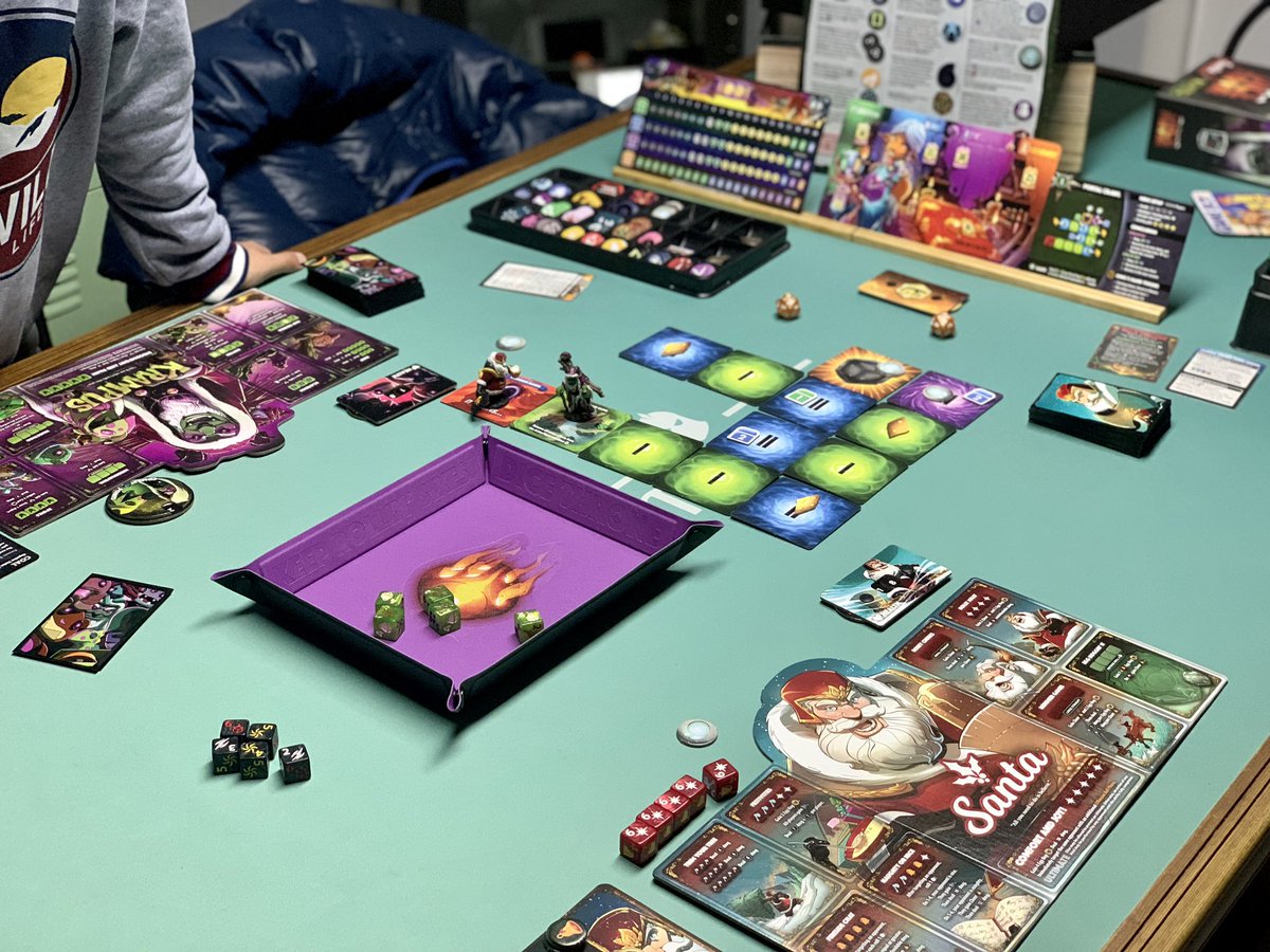 _Jumaru_'s tweet photo. Christmas is around the corner 🎄@DiceThrone @roxleygames https://t.co/VOPNsW2yDJ