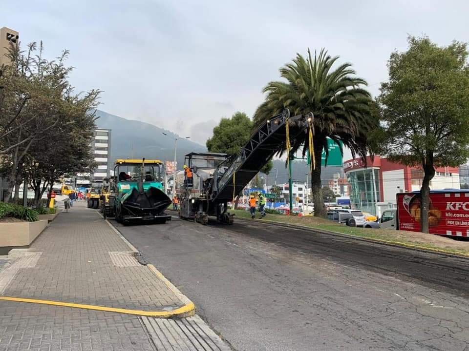 EstoyConYunda's tweet photo. El 31 de octubre del 2019 se pavimentó en la Av. Naciones Unidas, en el  tramo comprendido entre la Av. América y 10 de Agosto. 👍🏽 @LoroHomero en un trabajo rapido, planificado y organizado para no causar mayor tráfico. https://t.co/miXnmadShk