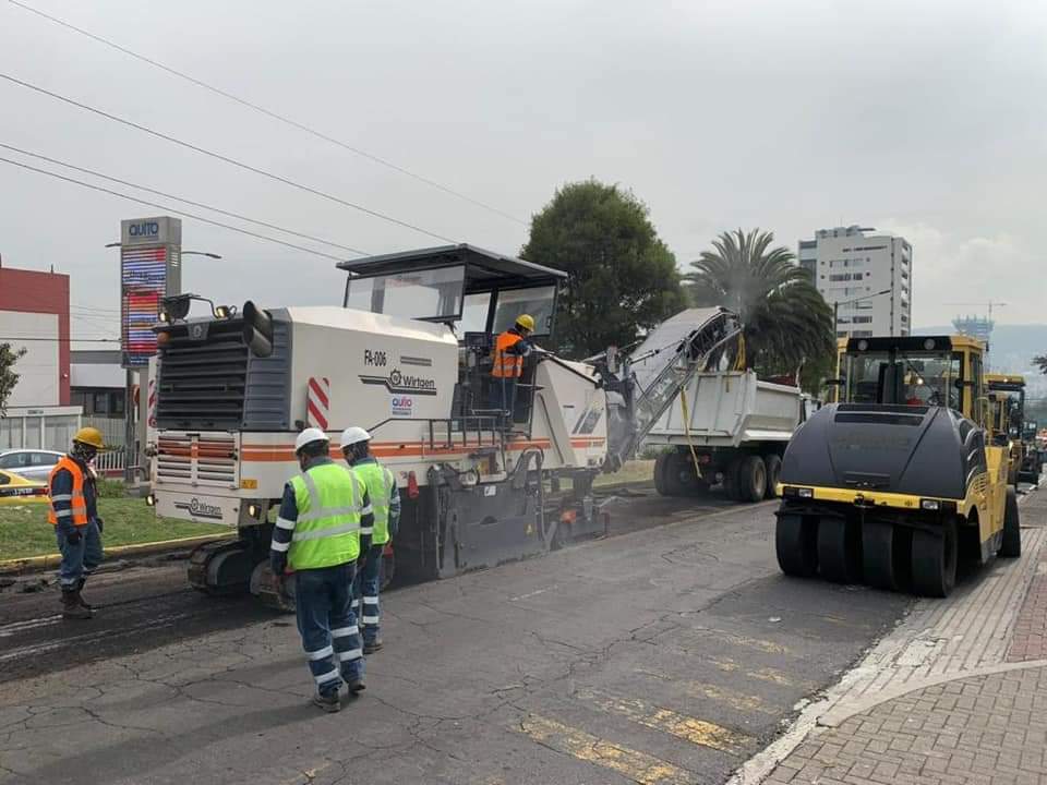 EstoyConYunda's tweet photo. El 31 de octubre del 2019 se pavimentó en la Av. Naciones Unidas, en el  tramo comprendido entre la Av. América y 10 de Agosto. 👍🏽 @LoroHomero en un trabajo rapido, planificado y organizado para no causar mayor tráfico. https://t.co/miXnmadShk